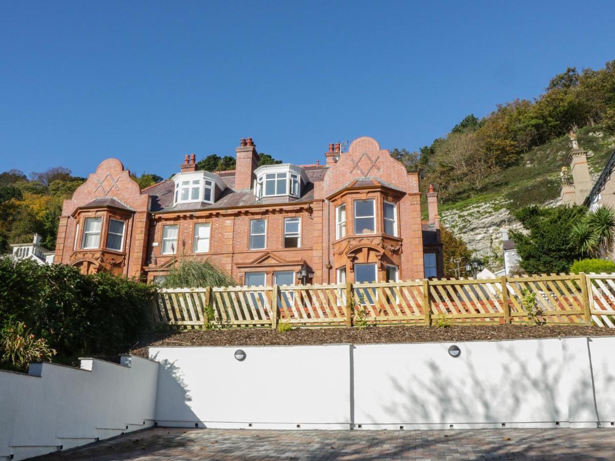 Tan Tabin Villa Llandudno Exterior photo